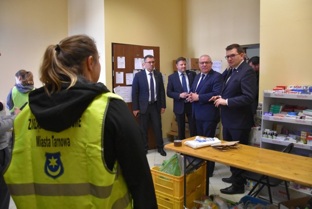 Wojewoda po spotkaniu z samorządowcami odwiedził tarnowski dworzec PKP, gdzie wolontariusze pomagają uchodźcom z Ukrainy