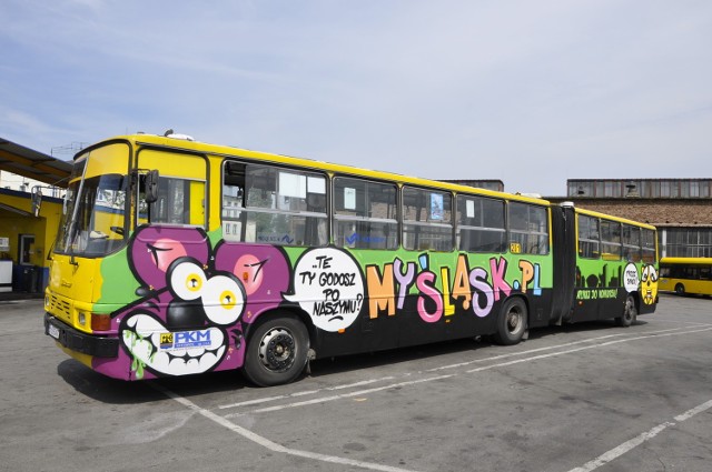 Graffiti na autobusie promowało festiwal