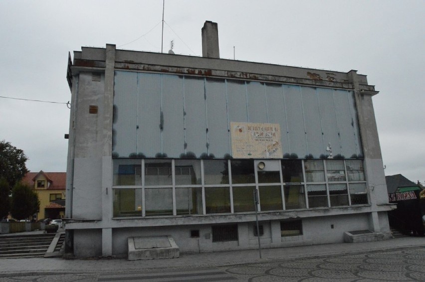 Szpecący centrum Poddębic „Handlowiec" idzie do rozbiórki. Kiedy zdewastowany budynek zniknie? ZDJĘCIA