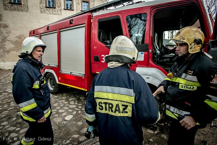 Strażacy i służby ratunkowe trenowali gaszenie pożaru zamku Grodno i ewakuację turystów [ZDJĘCIA]