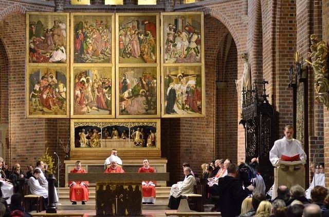 Wielki Piątek - Liturgia Męki Pańskiej w poznańskiej katedrze [ZDJĘCIA]
