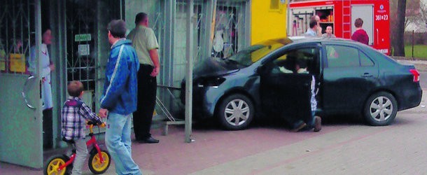 Mieszkaniec Smęgorzowa wjechał czarną toyotą w witrynę sklepu. Na szczęście nikomu nic się nie stało