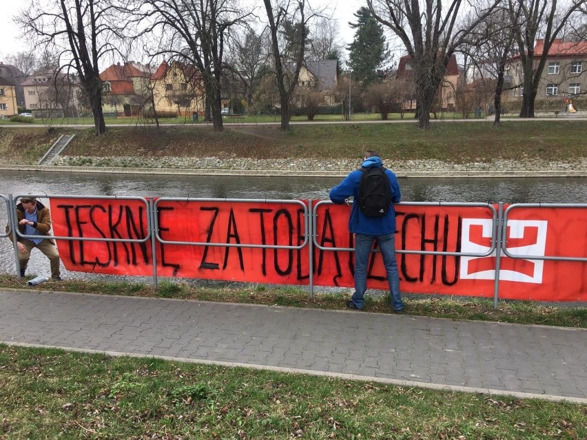 Tęsknię za Tobą Czechu - bannery nad Olzą w...