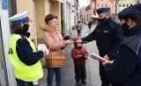 Policjanci z komendy w Pucku rozdawali prezenty z okazji Dnia Babci. Były odblaski, maseczki, życzenia oraz porady | ZDJĘCIA