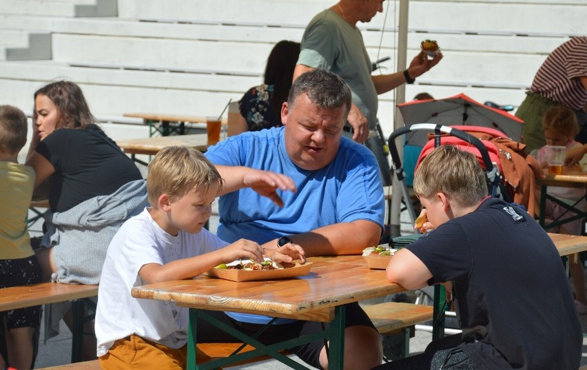 Kto jeszcze nie jadł, niech spróbuje. Food Trucki odwiedziły Chełmiec ZDJĘCIA