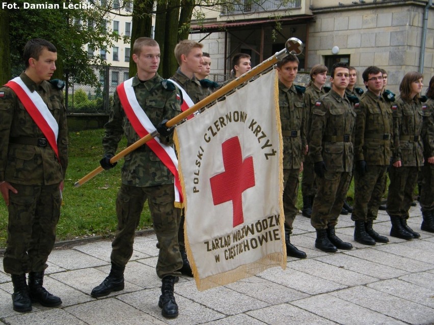 Sztandar PCK trzyma młodzież z liceum mundurowego w...