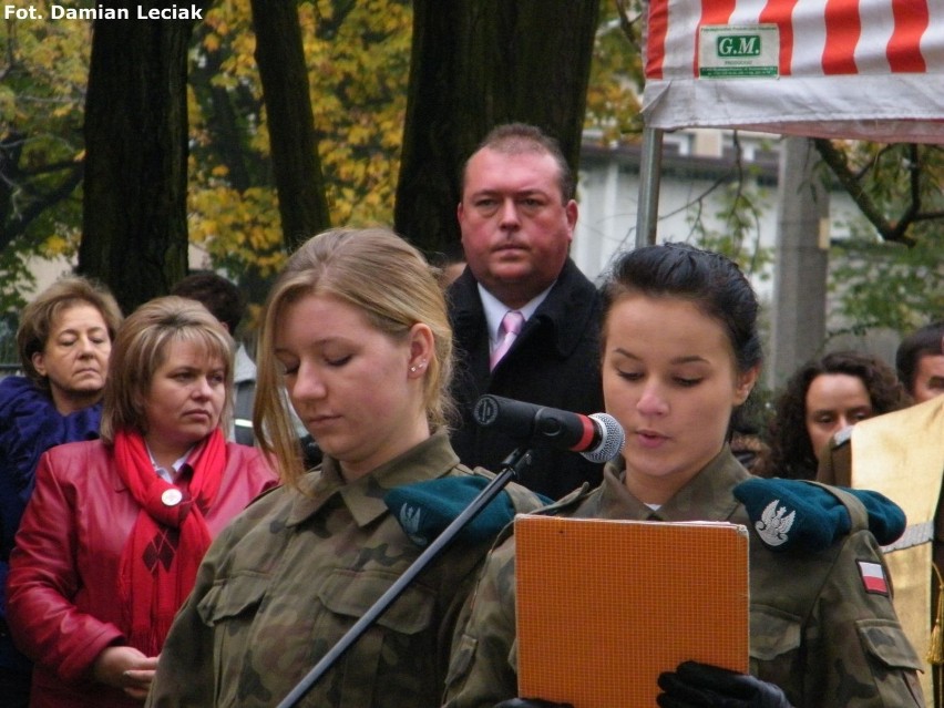 Czytanie biografii zasłużonych dla PCK przez uczennice...