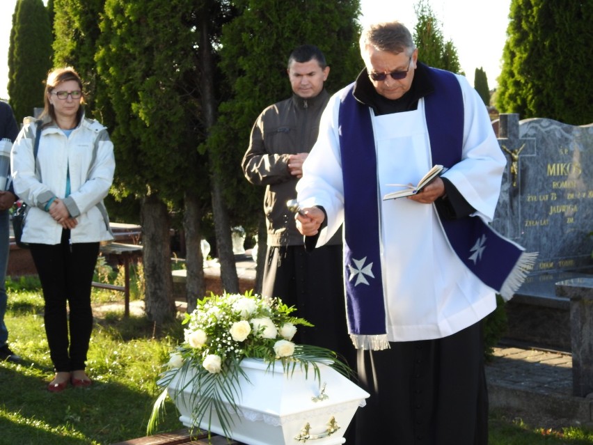 Pogrzeb dzieci zmarłych przed narodzeniem w Suwałkach. Ciała złożono do wspólnego grobu [Zdjęcia]