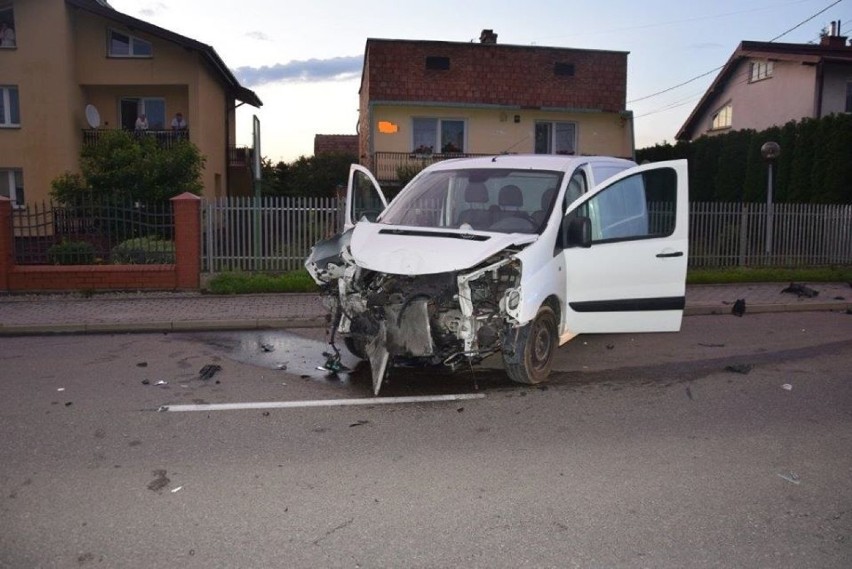 Pijany kierowca rozbił busa na ogrodzeniu. Próbował uciec na rowerze, ale zatrzymali go mieszkańcy