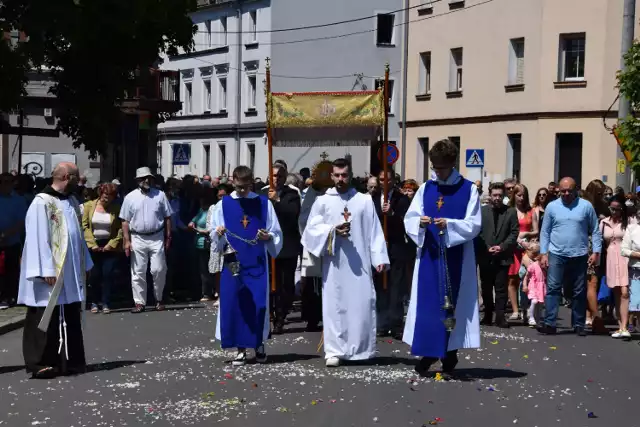 Parafialna procesja z kościoła św. Antoniego wyruszyła tuż po godzinie 12. Wierni przeszli ulicami Piłsudskiego, Wyspiańskiego, Wandy i Szkolną. Pogoda pozwoliła na odprawienie polowej mszy świętej po zakończeniu procesji.