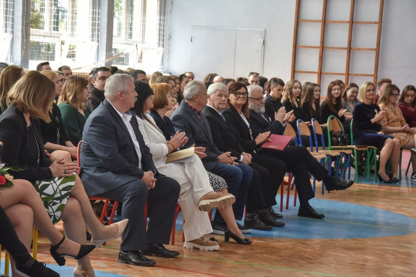 Szamotuły. "Rolnik" pożegnał kolejne pokolenie swoich wychowanków. Maturzystki i maturzyści odebrali świadectwa