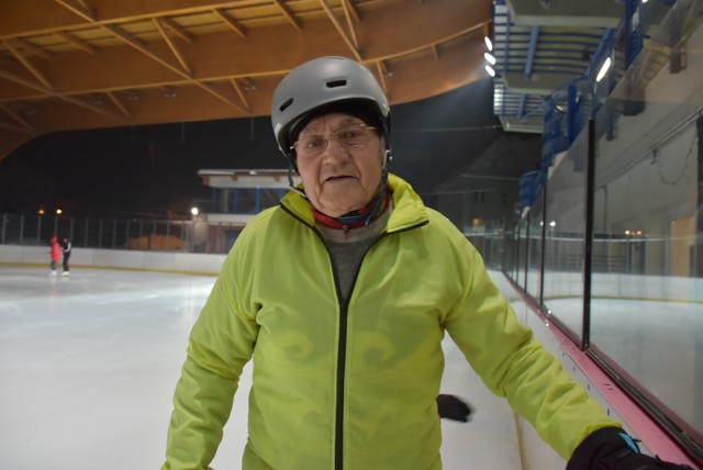 81-letni Piotr Nabrdalik wciąż jeździ na łyżwach