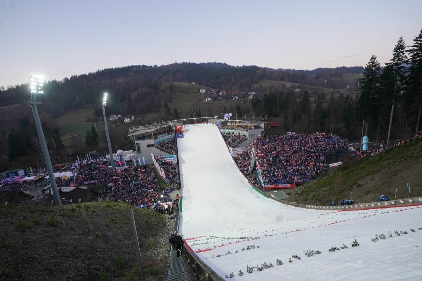 Skoki narciarskie Wisła 2018 NA ŻYWO LIVE. Kamil Stoch tuż za podium w konkursie Pucharu Świata w Wiśle, trzech Polaków w "10" WYNIKI 