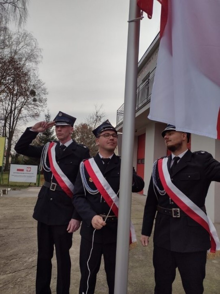W Białej (gm. Zgierz) postawiono nowy maszt z flagą Polski w ramach rządowego projektu ZDJĘCIA