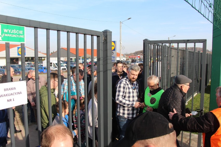 Nowy stadion Ruchu Radzionków otwarty. Trybuny pełne kibiców i zwycięstwo