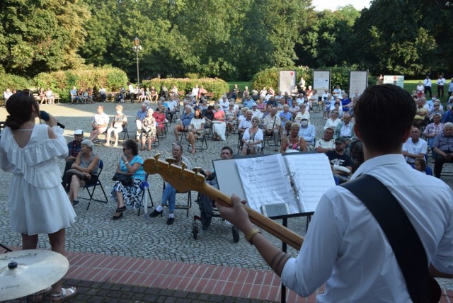 Letni Festiwal Orkiestr Dętych Południowej Wielkopolski. Zespoły zagrały pod basztą Dorotką w Kaliszu