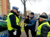 Patrz i słuchaj na drodze w Piotrkowie - policjanci rozdawali odblaski