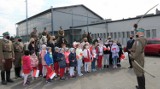 Rajd ułanów szlakiem ucieczki rtm. Witolda Pileckiego z obozu Auschwitz. Spotkanie przed Zespołem Szkolno-Przedszkolnym w Gromcu [ZDJĘCIA]