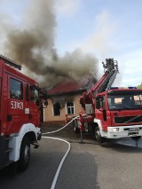 Trzy rodziny straciły cały dobytek w pożarze domu w Dzierzgoniu. Jak możemy im pomóc? [ZDJĘCIA]