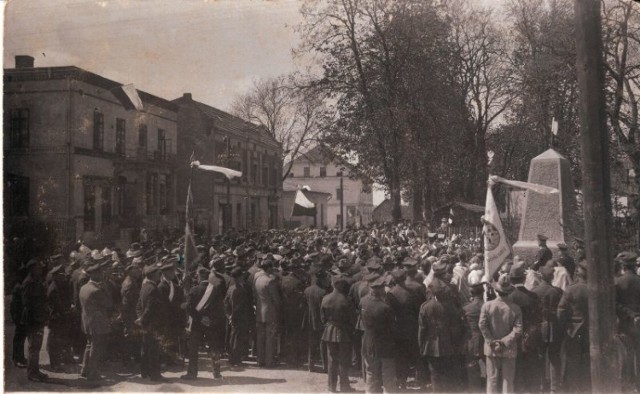 Pomnik Powstańców Śląskich w Bieruniu, który stał od 1924 do 1939 roku