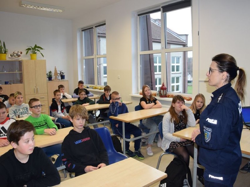 Policjantka zajmująca się profilaktyką społeczną spotkała się z uczniami z Darzlubia - 7 grudnia 2022 r.