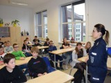 Odpowiedzialność karna nieletnich: lekcja z policjantami w szkole w Darzlubiu | Nadmorska Kronika Policyjna