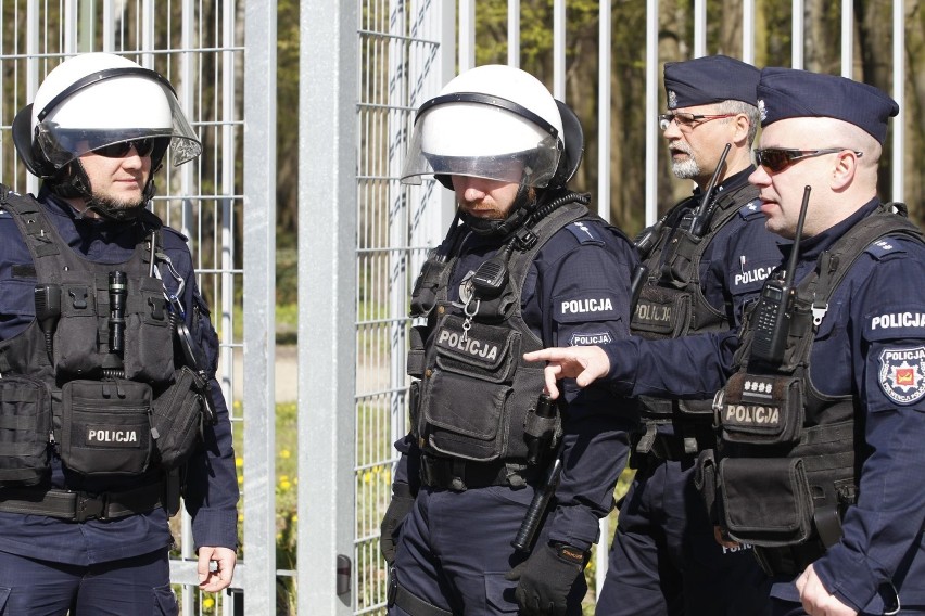 W Łodzi policja walczyła z kibicami. Ćwiczenia na dworcu Kaliskim policji i funkcjonariuszy SOK