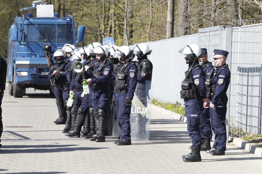 W Łodzi policja walczyła z kibicami. Ćwiczenia na dworcu Kaliskim policji i funkcjonariuszy SOK