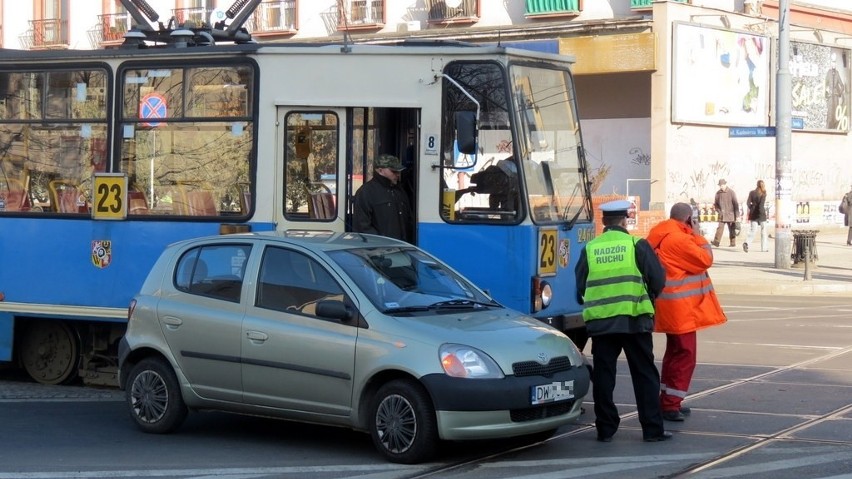 Wrocław: Kolizja z tramwajem na Kazimierza Wielkiego (ZDJĘCIA)