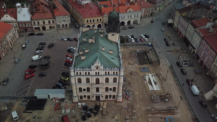 Zobaczcie jak wygląda modernizacja płyty rynku w Jarosławiu z drona [ZDJĘCIA, WIDEO]