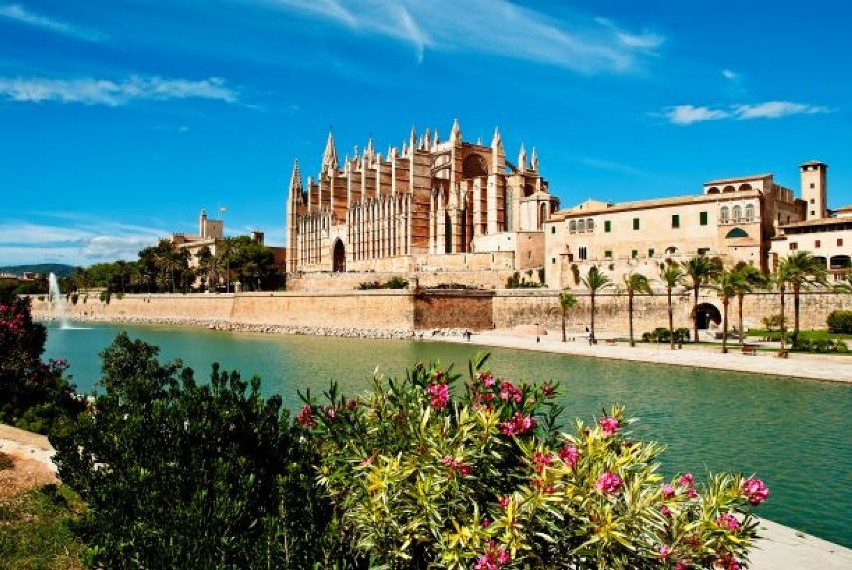 Majorka to największa hiszpańska wyspa archipelagu Balearów....