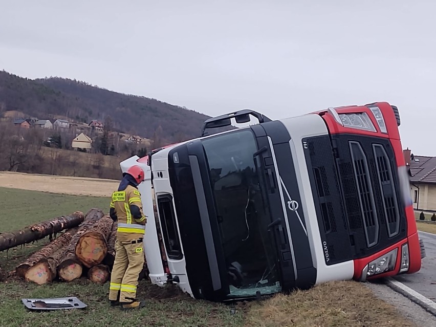 Ciężarówka z drewnem wywrócona w przydrożnym rowie koło Nowego Sącza