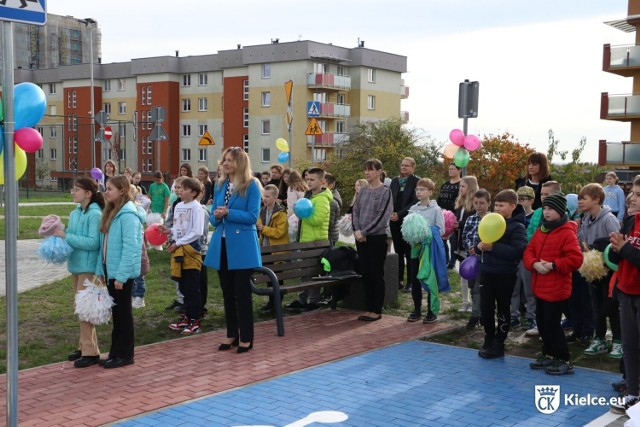 Przy Szkole Podstawowej numer 33 w Kielcach przy ulicy Piłsudskiego powstało Miasteczko Rowerowe. W poniedziałek, 30 października uroczyście je otwarto.  

Zobacz zdjęcia