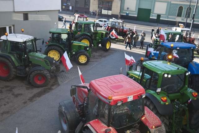 Rolnicy zaczęli protest na krajowej "piątce". Są utrudnienia w przejeździe