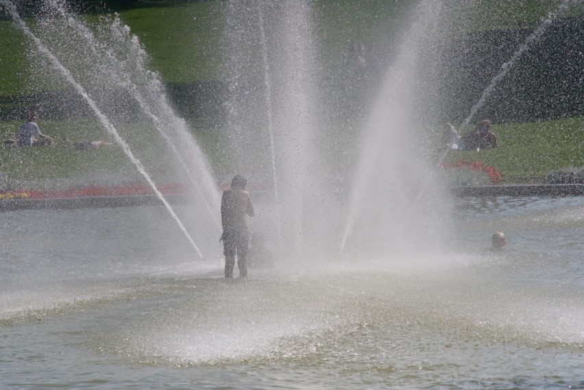 Nie kąpcie się w fontannach! Są tam bakterie e-coli i salmonelli, legionnelle i paciorkowce. Sanepid ostrzega