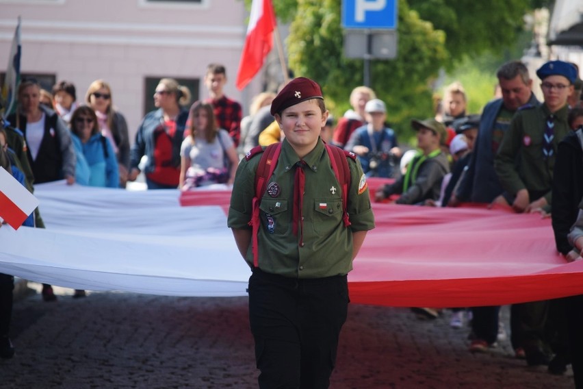 „Przemarsz z biało-czerwoną” z Hufcem ZHP w Sieradzu 2019. W tym roku harcerskie przedsięwzięcie weszło w obchody 40-lecia mostu (zdjęcia)