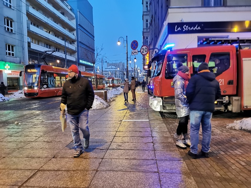 W Katowicach strażacy usuwali zwisające z dachu lodowe sople...