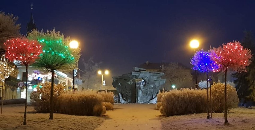 Plac Okulickiego w Bochni w bożonarodzeniowej szacie