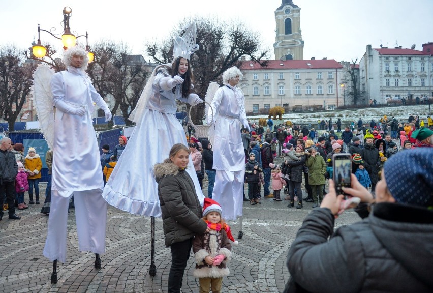 Parada Mikołajowa 2021 na ulicach Przemyśla. Rozświetlono choinkę i świąteczną iluminację [ZDJĘCIA]