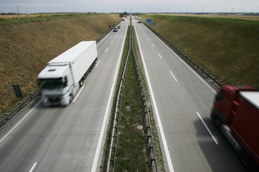 A4 stoi w korkach. Będą remonty i płot. A kiedy trzeci pas?