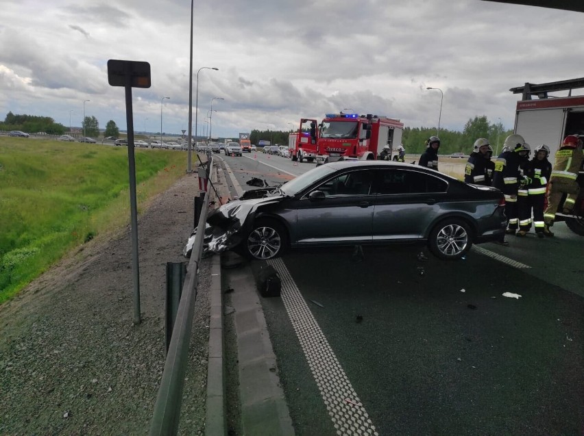 Wypadek na S-8. Są poszkodowane osoby. Konieczny był...