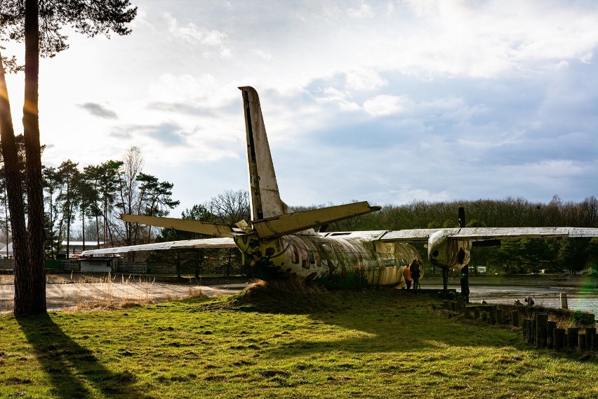 Samolot Antonow znajduje się na wyspie kąpieliska w Starym...