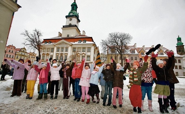 Jeleniogórska młodzież, zanim wyruszy w góry na narty i sanki, bawi się w rynku