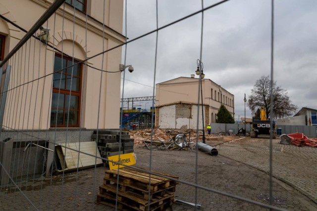 Trwają już prace przy przebudowie dworca PKP w Białymstoku. Zamknięto parking dla pasażerów, a teren ogrodzono. Zburzono też część budynku.
