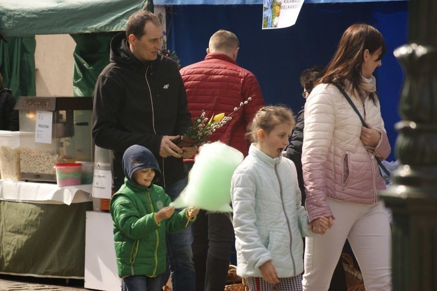 Grodzisk Wielkopolski: Jarmark Wielkanocny na grodziskim deptaku. Ulica Szeroka wypełniła się świąteczną atmosferą! FOTO