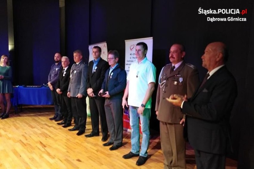 Dąbrowski policjant otrzymał odznaczenie „Honorowy Dawca Krwi – Zasłużony dla Zdrowia Narodu”