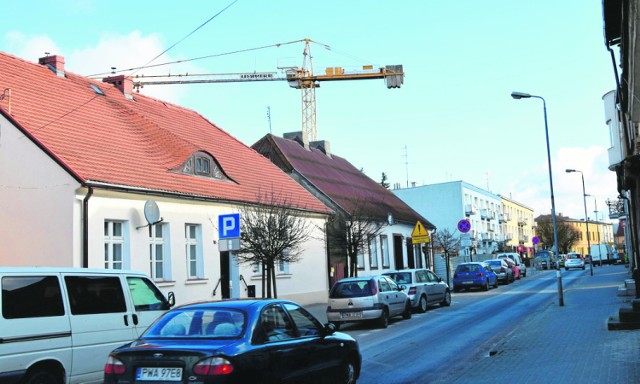 Gigantyczny żuraw przy ul. Klasztornej w Wągrowcu przykuwa wzrok mieszkańców