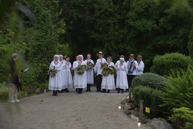 W arboretum w Bolestraszycach można było podziwiać obrzęd Nocy Świętojańskiej, a przy okazji piękne rośliny.