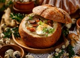 Żurek w chlebie na Wielkanoc. Przepis na tradycyjną, świąteczną zupę, którą zachwycisz domowników