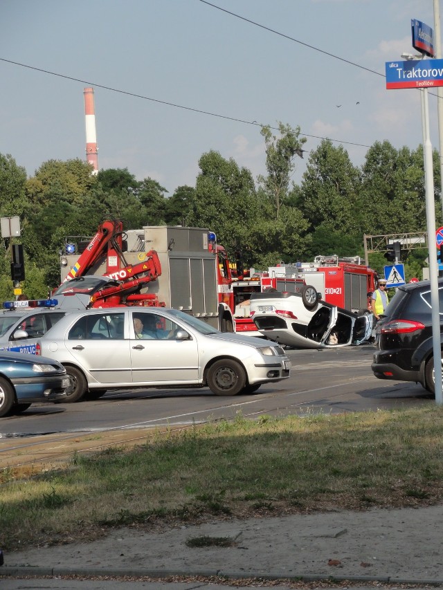 W wyniku wypadku na Aleksandrowskiej w Łodzi, samochód przewrócił się na dach i dwie osoby zostały ranne.